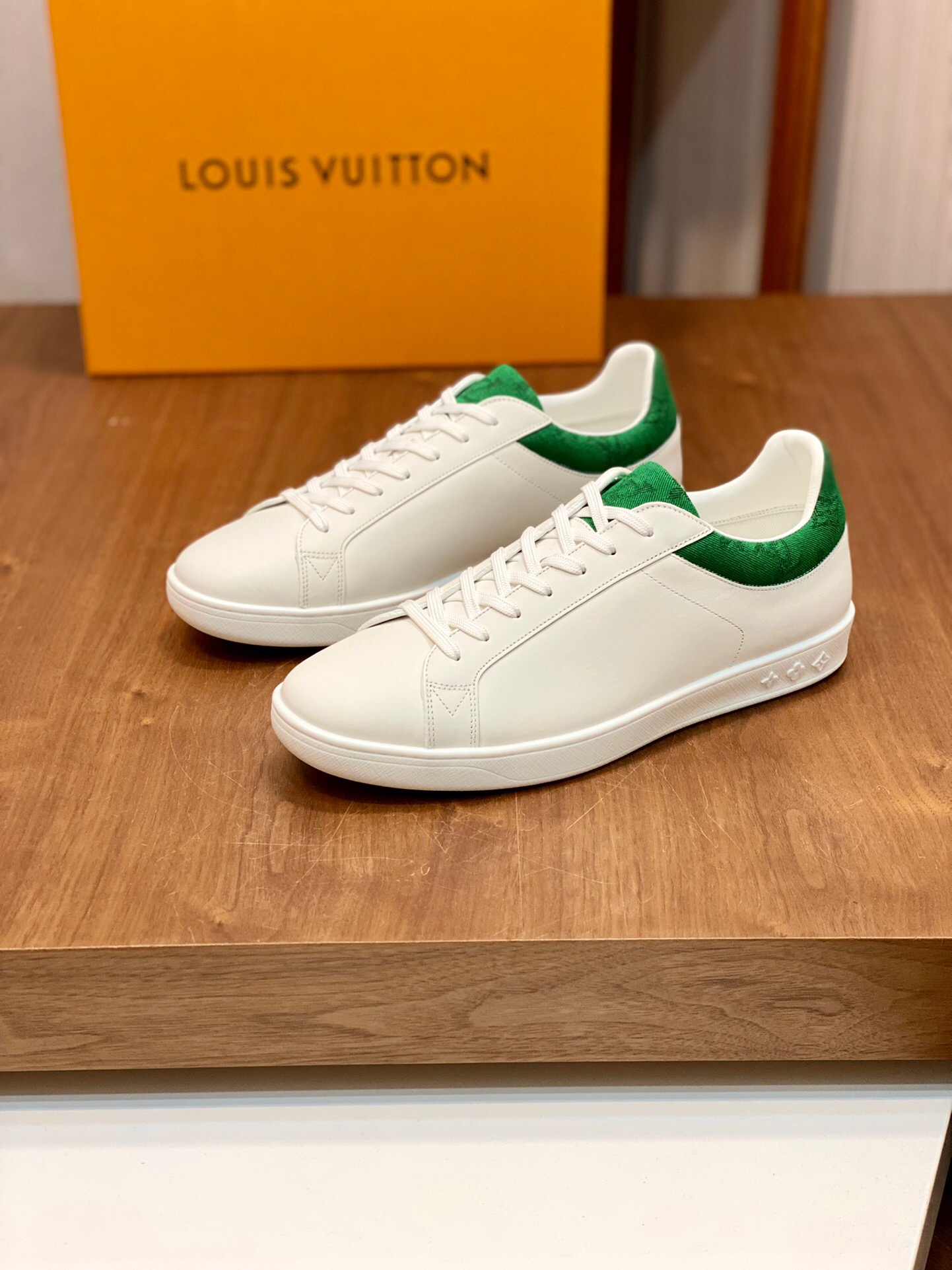 루이비통 2022 남성용 스니커즈 LV115 SH-H