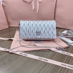 미우미우 24SS  마테라쎄 미니 체인백 실버 5BP086