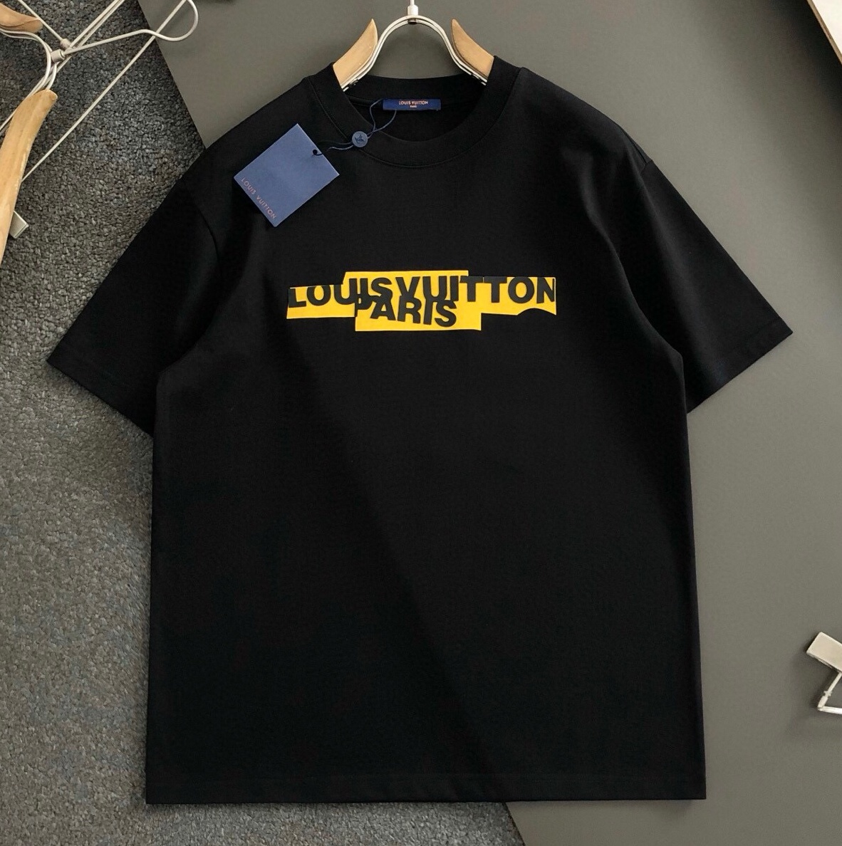 루이비통 2025 남성용 반팔티 LV1679 YB