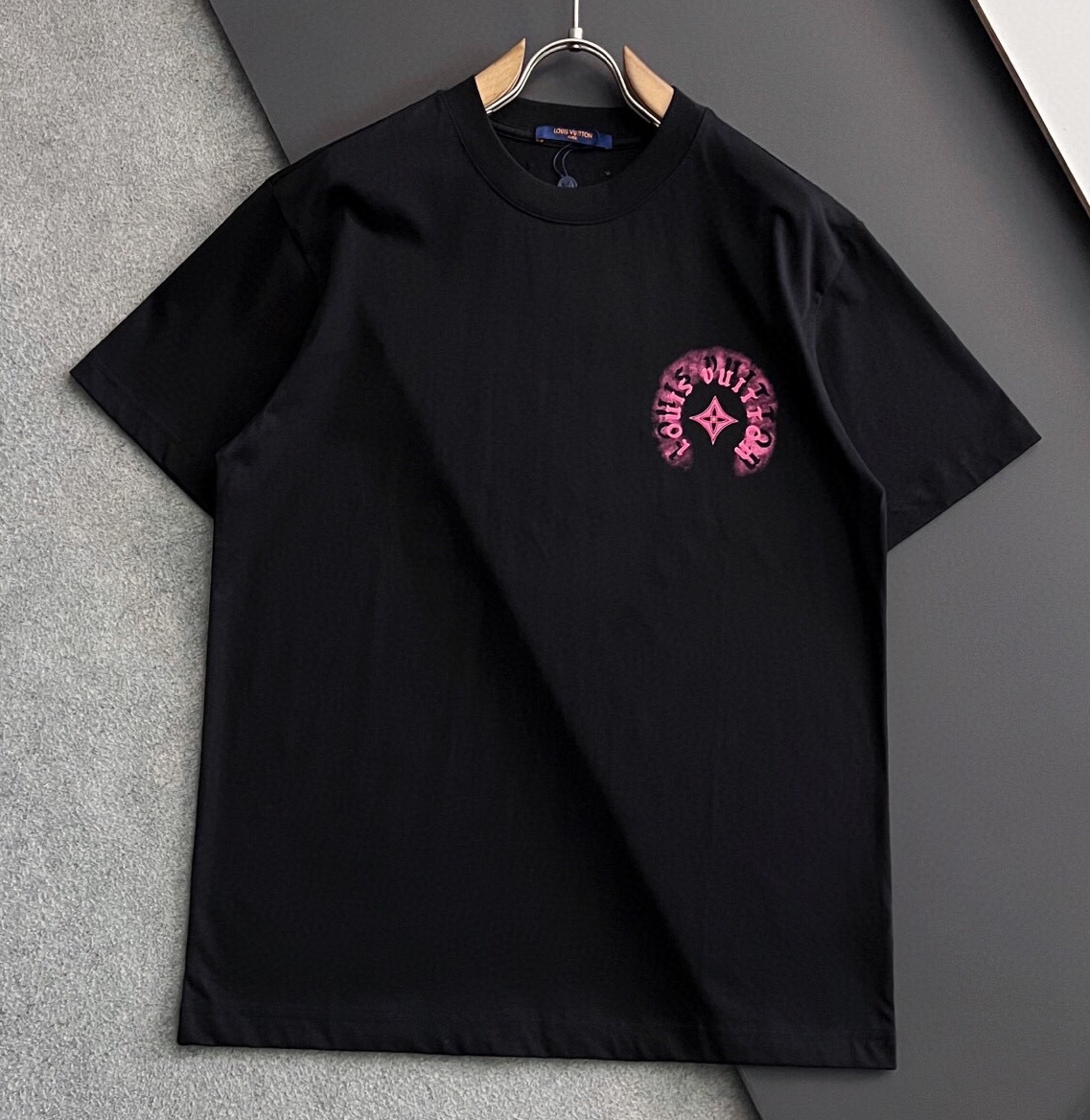 루이비통 2025 남성용 반팔티 LV1680 YB 2컬러