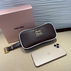 미우미우  미니 벨트백 브라운 NMW