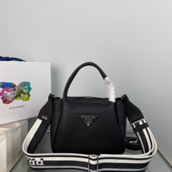 프라다 스몰 레더 백 클레이 블랙 1BC145 NMW