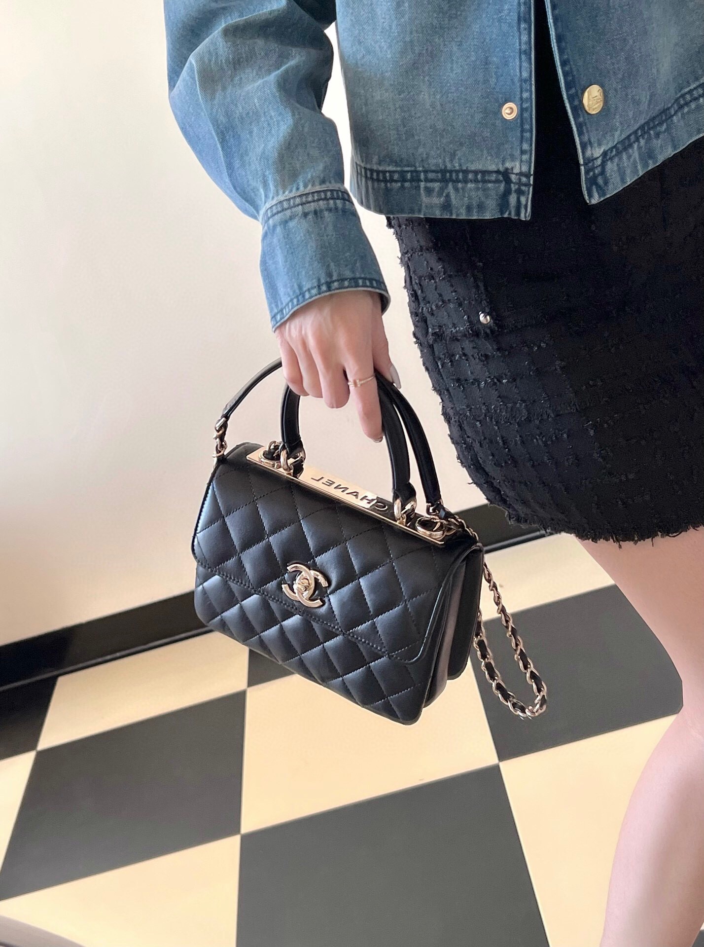 [홍콩명품.CHANEL]크루즈 컬렉션 트렌디 탑핸들 뉴미니 플랩백 AS4654