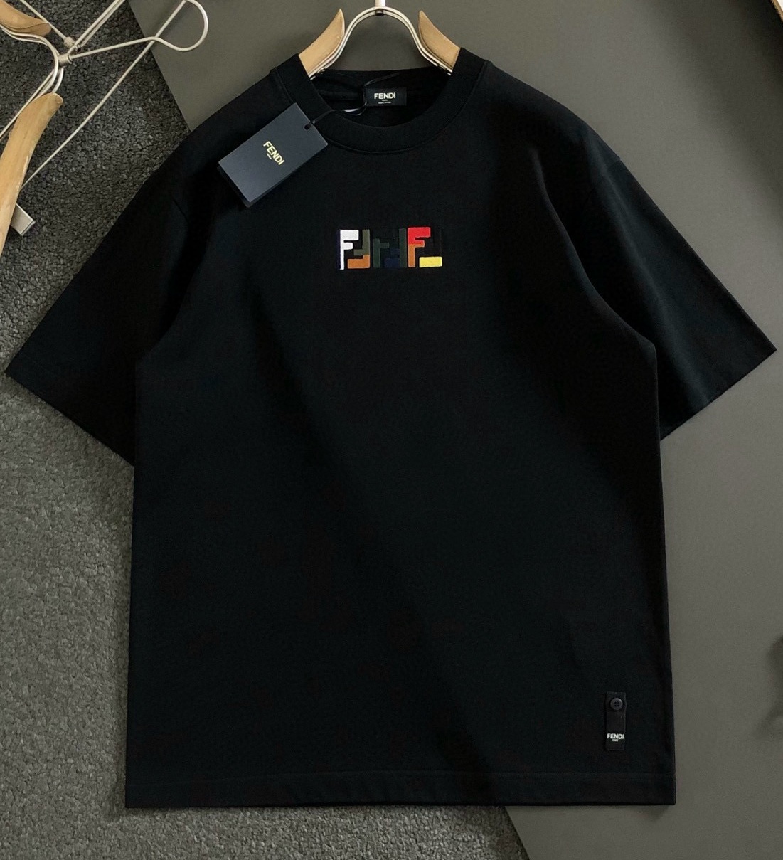 [홍콩명품,FENDI] 펜디 25SS남성용  반팔티  FD540 YB 홍콩명품의류,구매대행,온라인명품