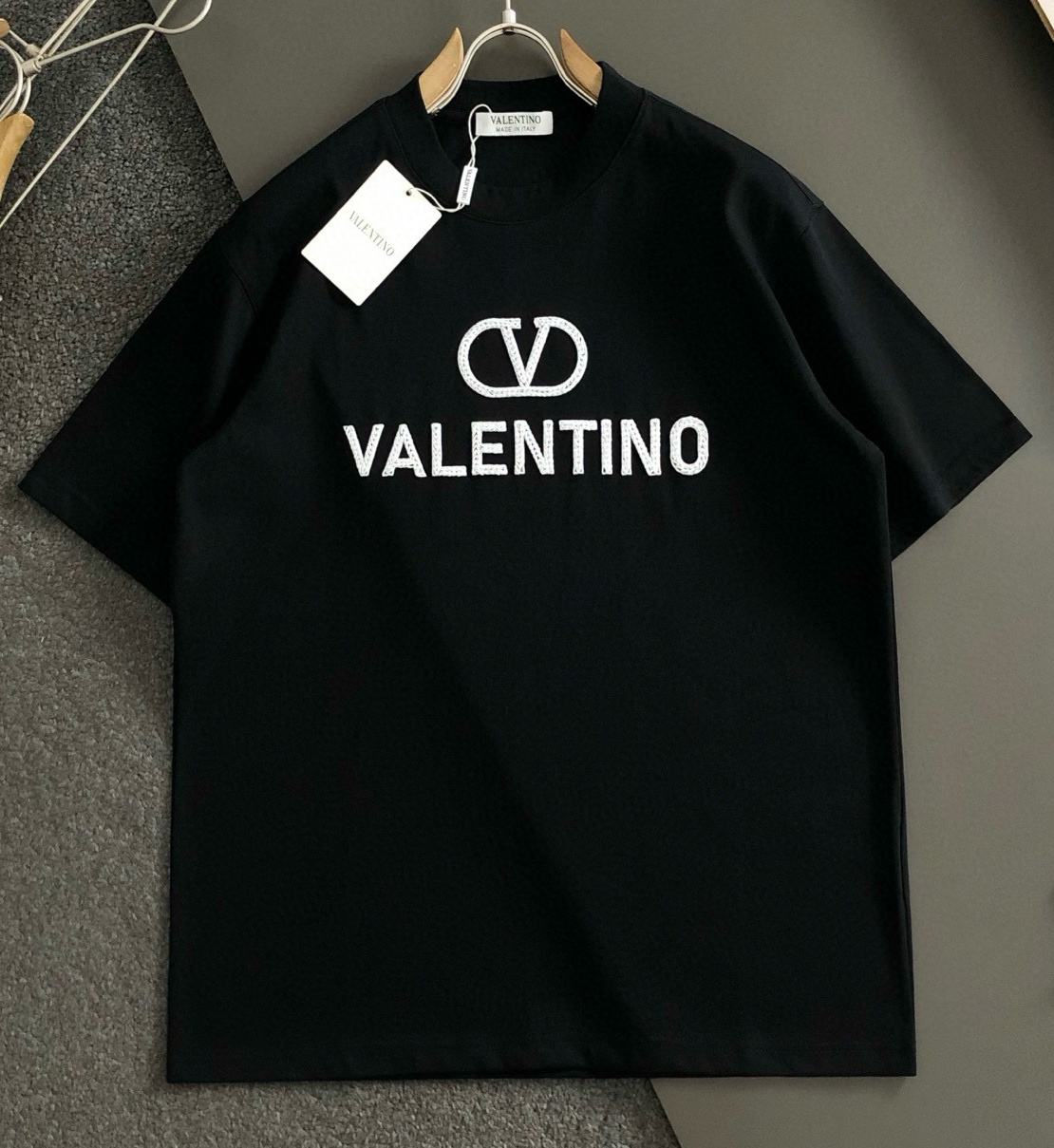 [홍콩명품.VALENTINO]발렌티노 2025 남성용 반팔티 VT042 YB 2컬러 홍콩명품의류,구매대행,온라인명품