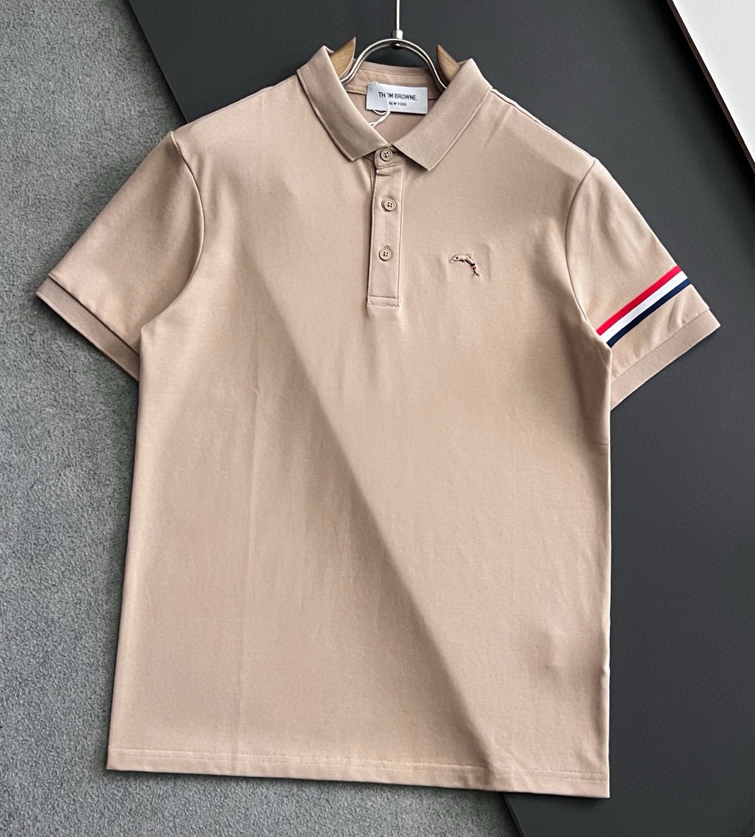 [홍콩명품.THOM BROWNE ] 톰 브라운 2025 남성용 폴로반팔 TB1206 YB 홍콩명품의류,구매대행,온라인명품