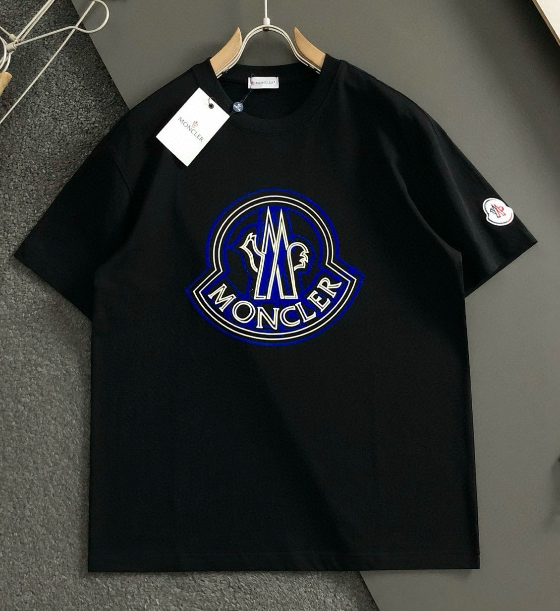 [홍콩명품.MONCLER] 몽클레어 2025 남성용 반팔티 MQ1298 YB 홍콩명품의류,구매대행,온라인명품