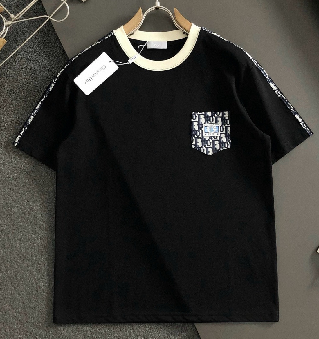 [홍콩명품.Christian Dior]크리스챤 디올 2025 남성용 반팔 CD875 YB 2컬러 홍콩명품의류,구매대행,온라인명품