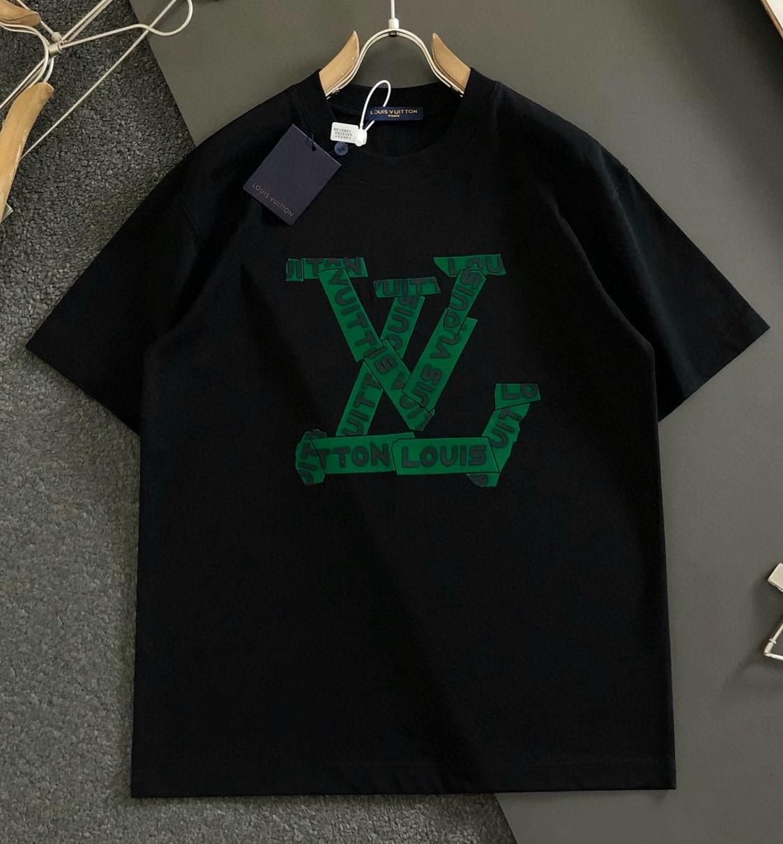 [홍콩명품.LOUIS VUITTON] 루이비통 2025 남성용 반팔 LV1879 YB 2컬러 홍콩명품의류,구매대행,온라인명품