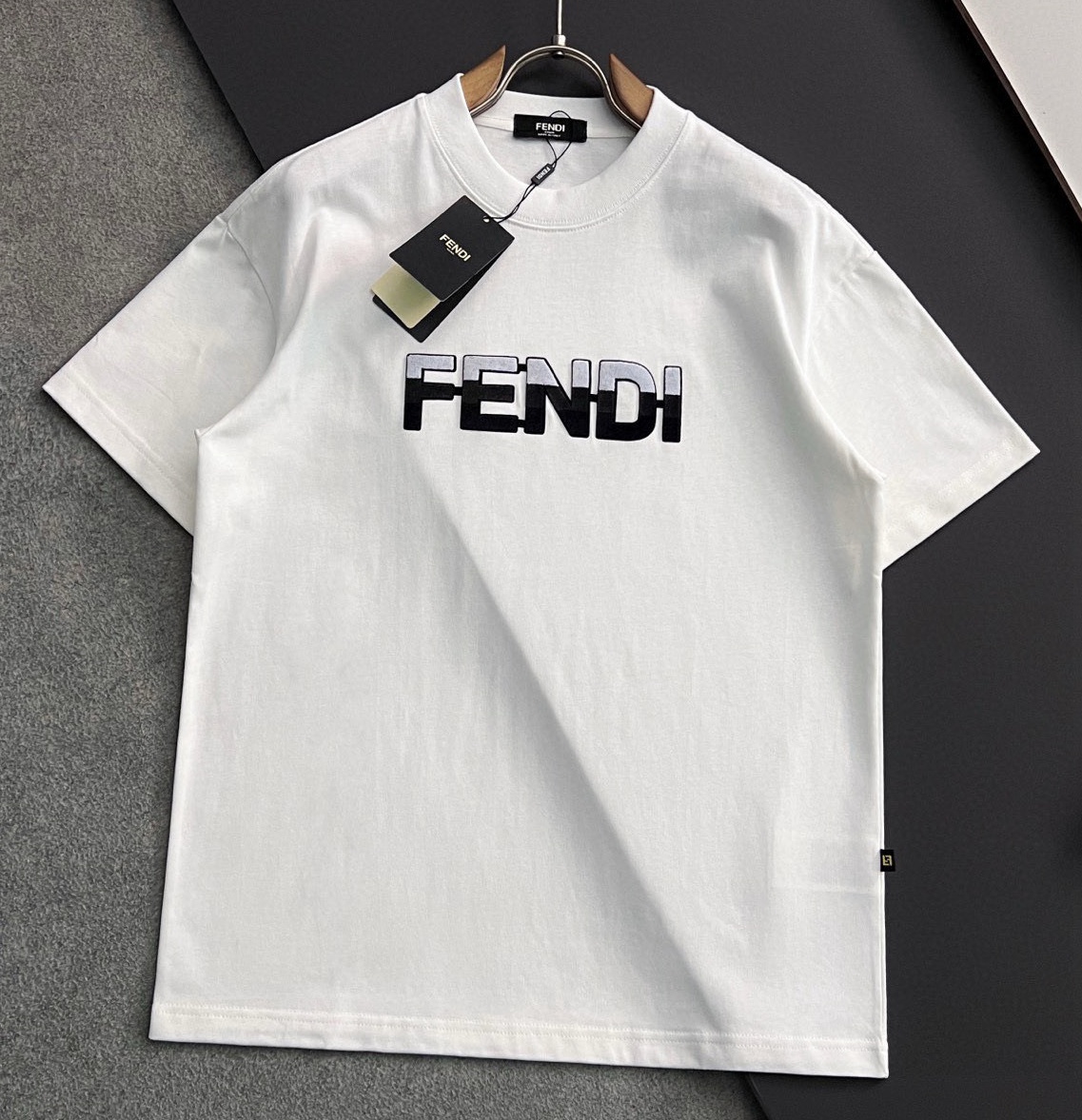[홍콩명품,FENDI] 펜디2025 남성용 반팔티 FD566 YB  홍콩명품의류,구매대행,온라인명품