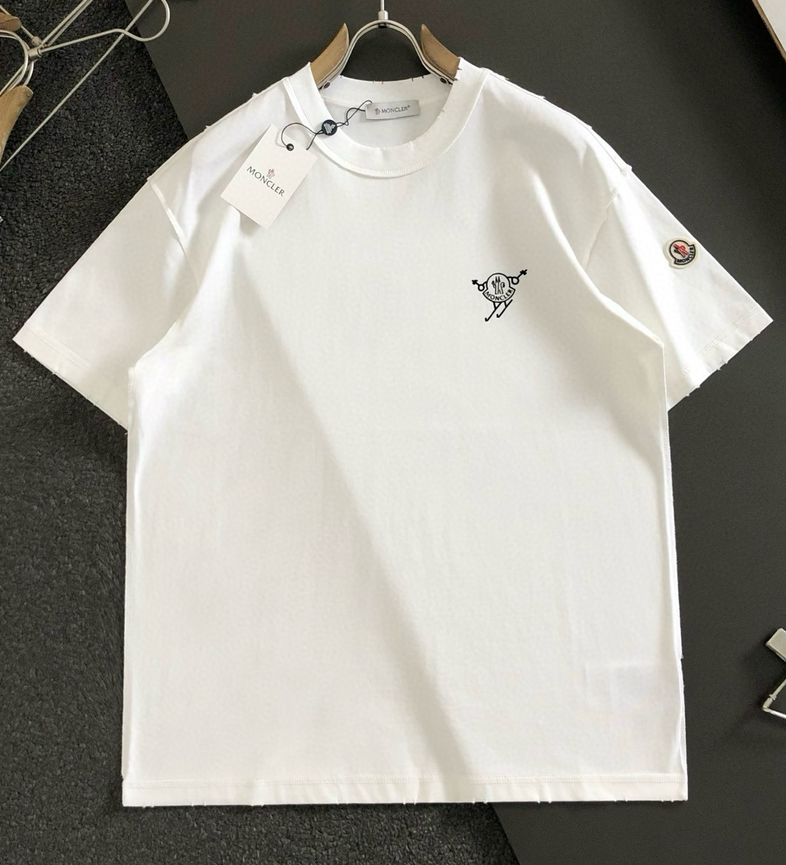 [홍콩명품.MONCLER] 몽클레어 2025 남성용 반팔티 MQ1301 YB 홍콩명품의류,구매대행,온라인명품