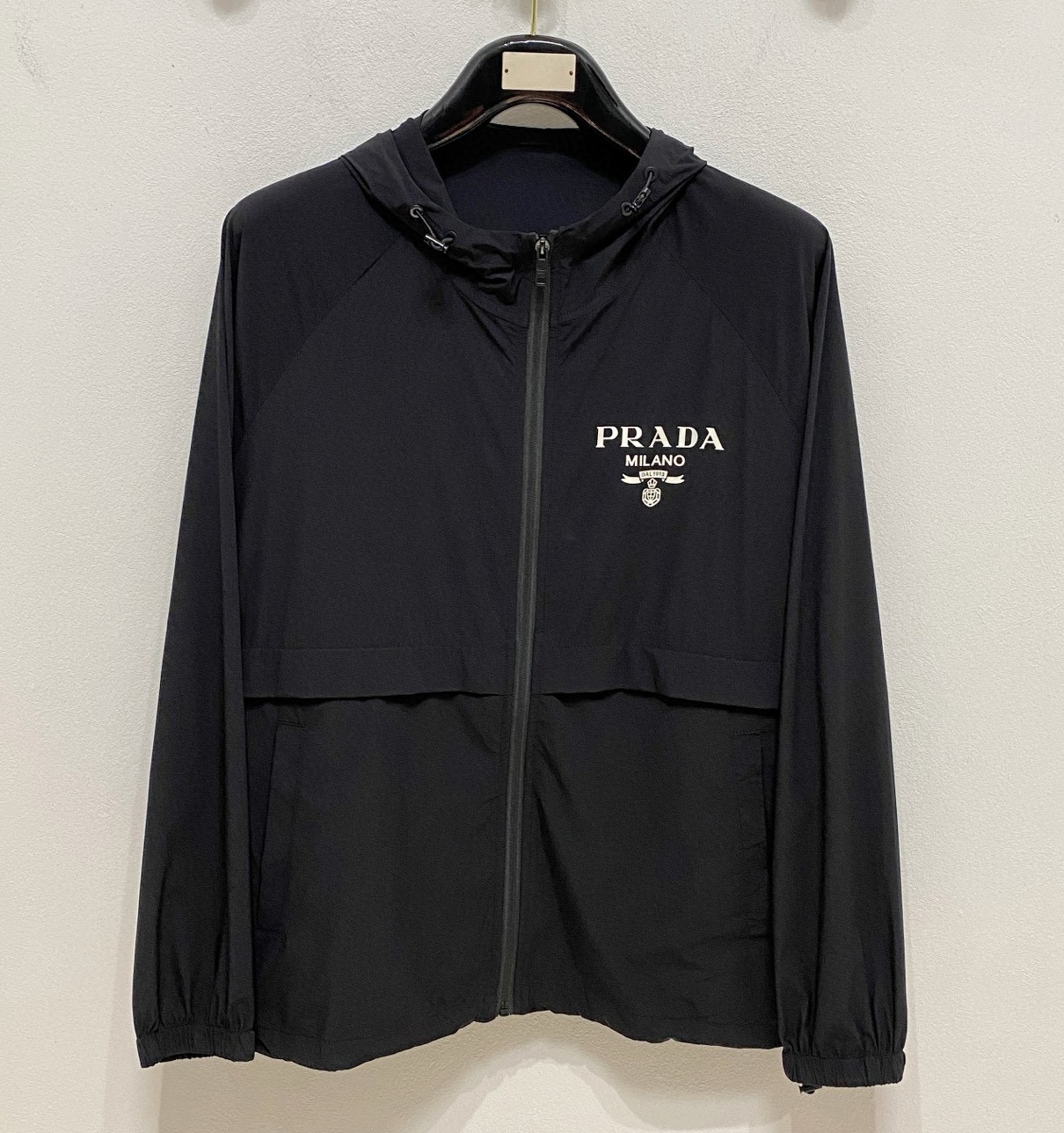 [홍콩명품.PRADA]프라다 2025 남성용 바람막이 자켓 PD1365 PD 홍콩명품의류,구매대행,온라인명품