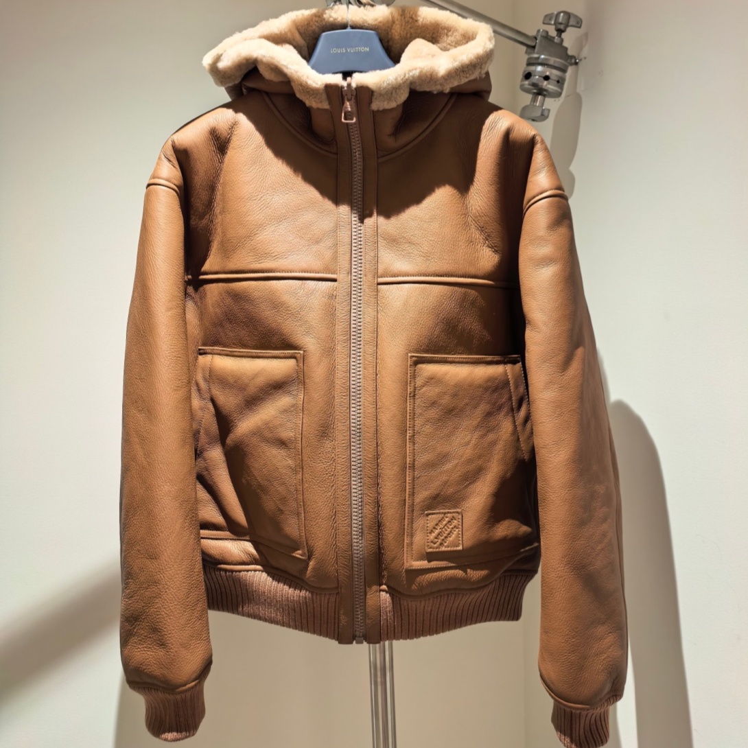 [홍콩명품.LOUIS VUITTON] 루이비통 2025 남성용 모피일체 양가죽코트 LV2116 HD 홍콩명품의류,구매대행,온라인명품